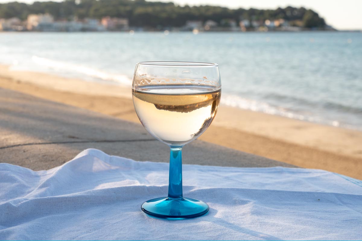 Provence 09 White bandol on sandy beach - A glass of white Côtes de Provence, what else ?