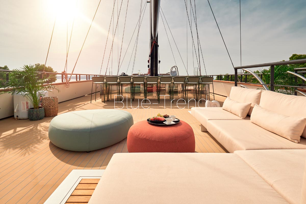 40m MS ANETTA al-fresco dining & lounge corner 40m MS ANETTA al-fresco dining & lounge corner