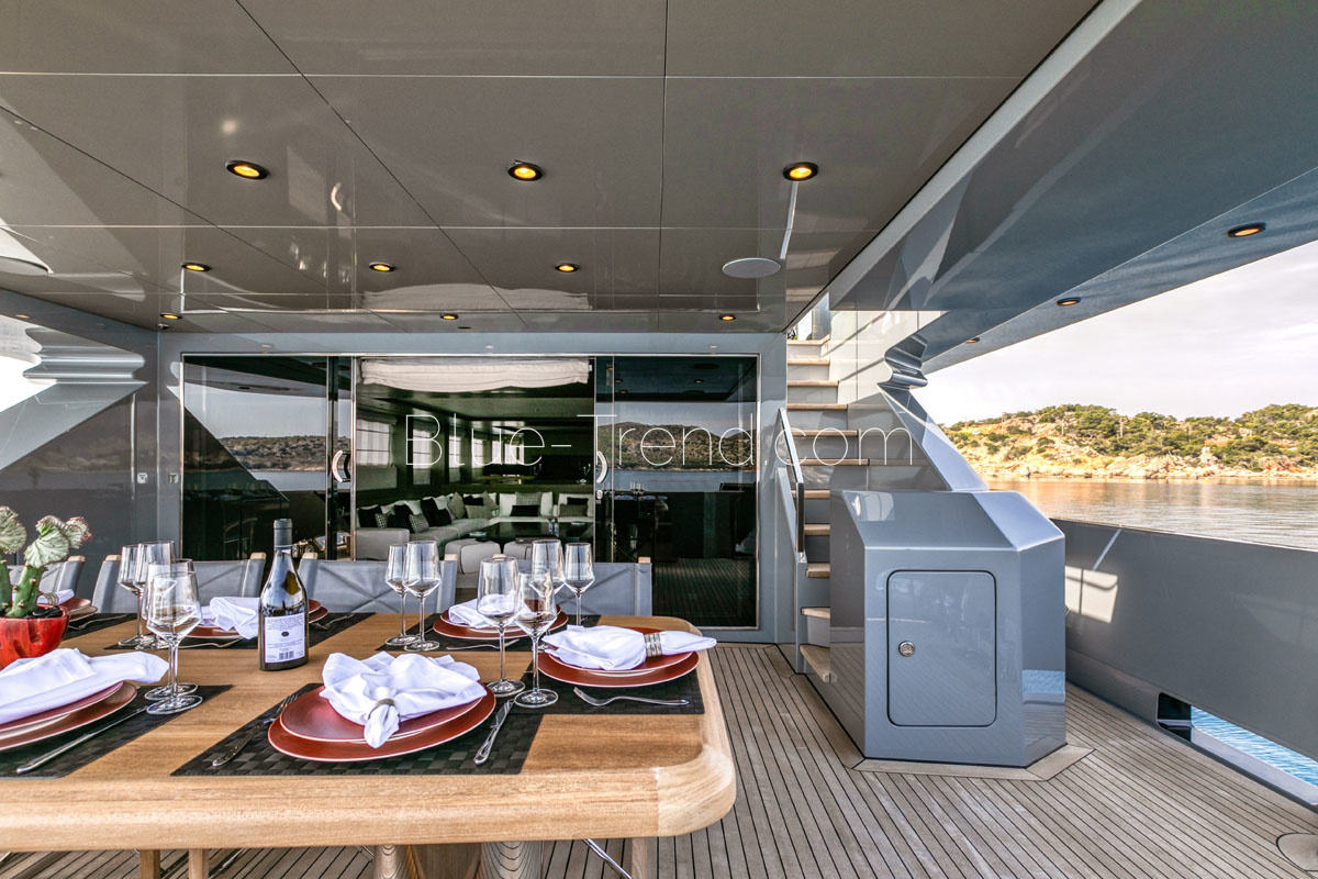 Admiral 40 MADO al-fresco dining on aft deck Admiral 40 MADO al-fresco dining on aft deck