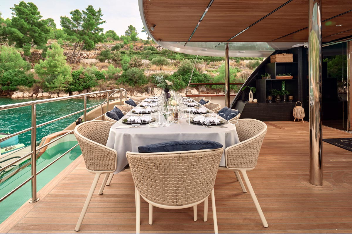 MS ANETTA al-fresco dining MS ANETTA al-fresco dining