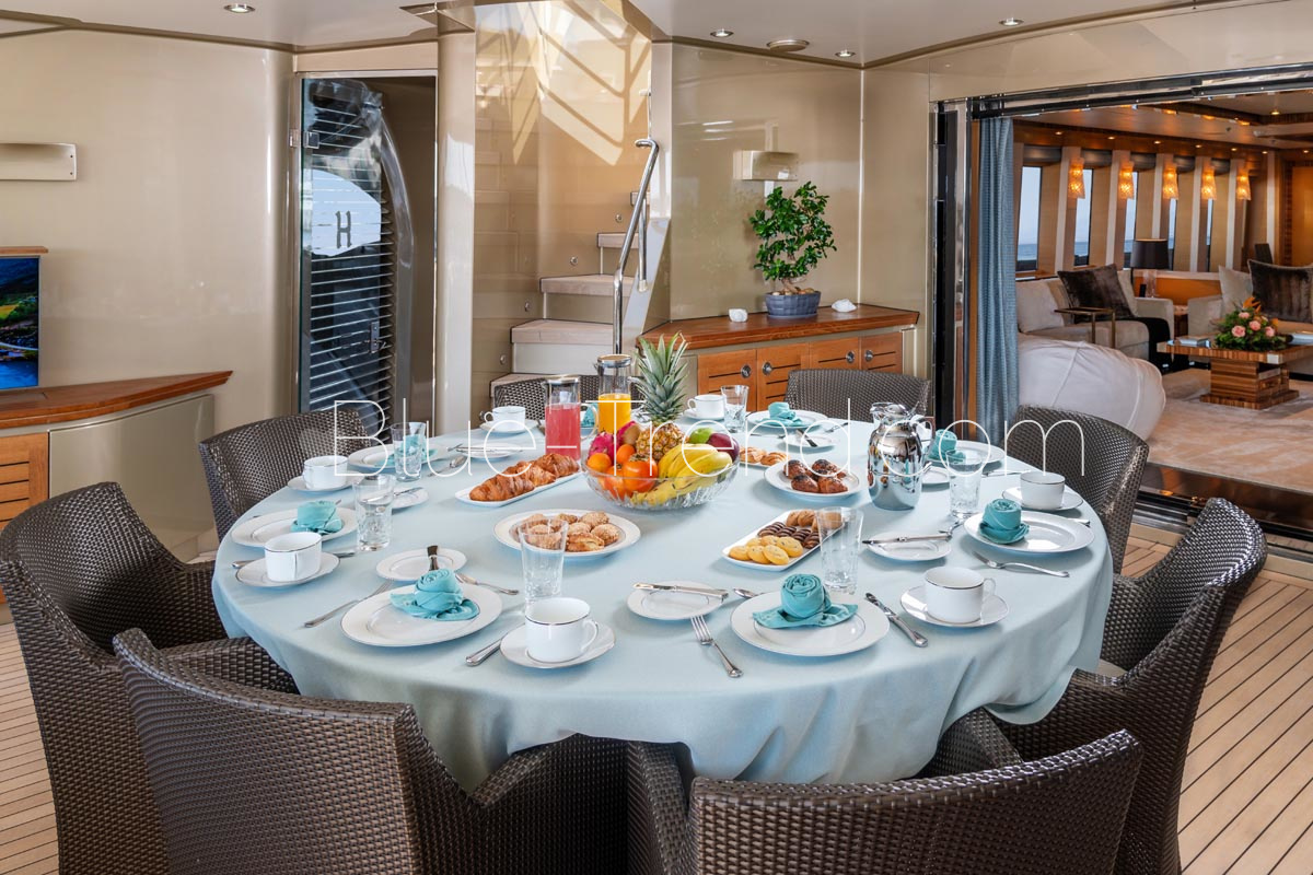 Palmer Johnson 150 HOKULANI aft deck al-fresco dining Palmer Johnson 150 HOKULANI aft deck al-fresco dining