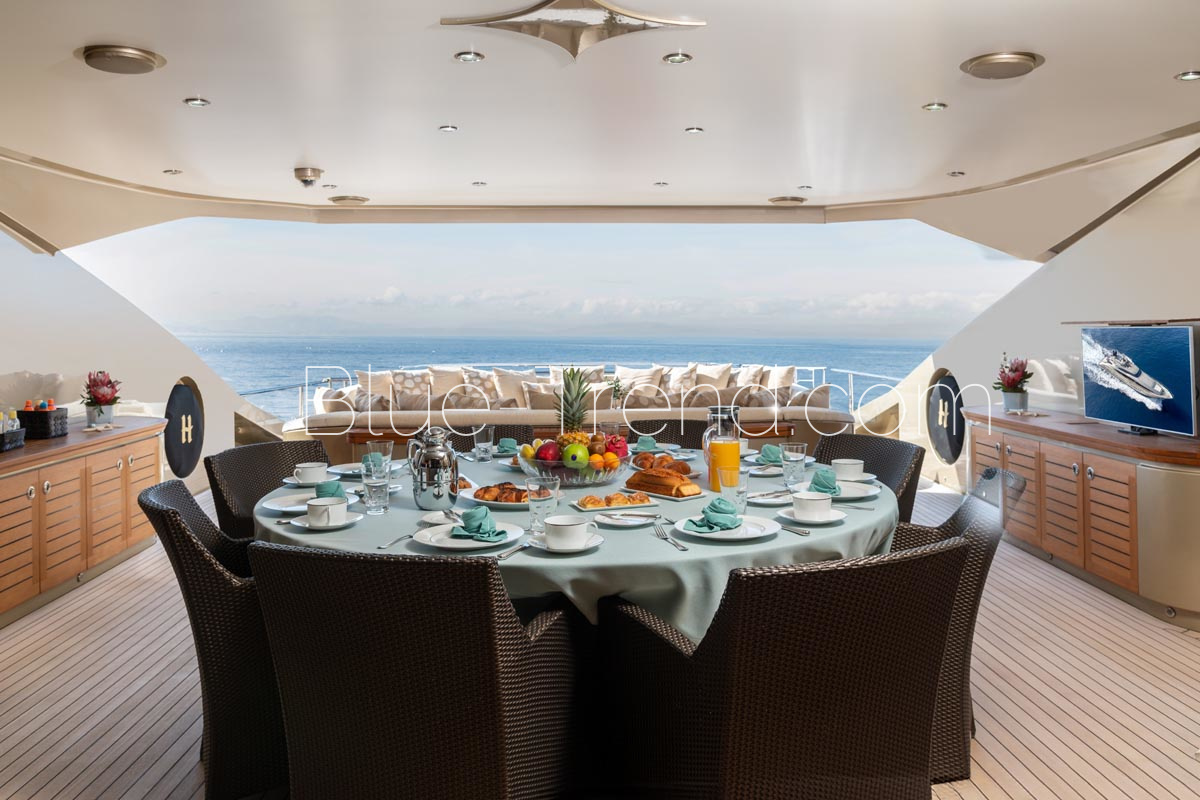 charter yacht HOKULANI aft deck al-fresco dining charter yacht HOKULANI aft deck al-fresco dining