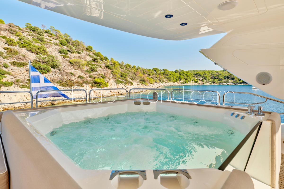 35m Sunseeker MAKANI II top deck jacuzzi 35m Sunseeker MAKANI II top deck jacuzzi