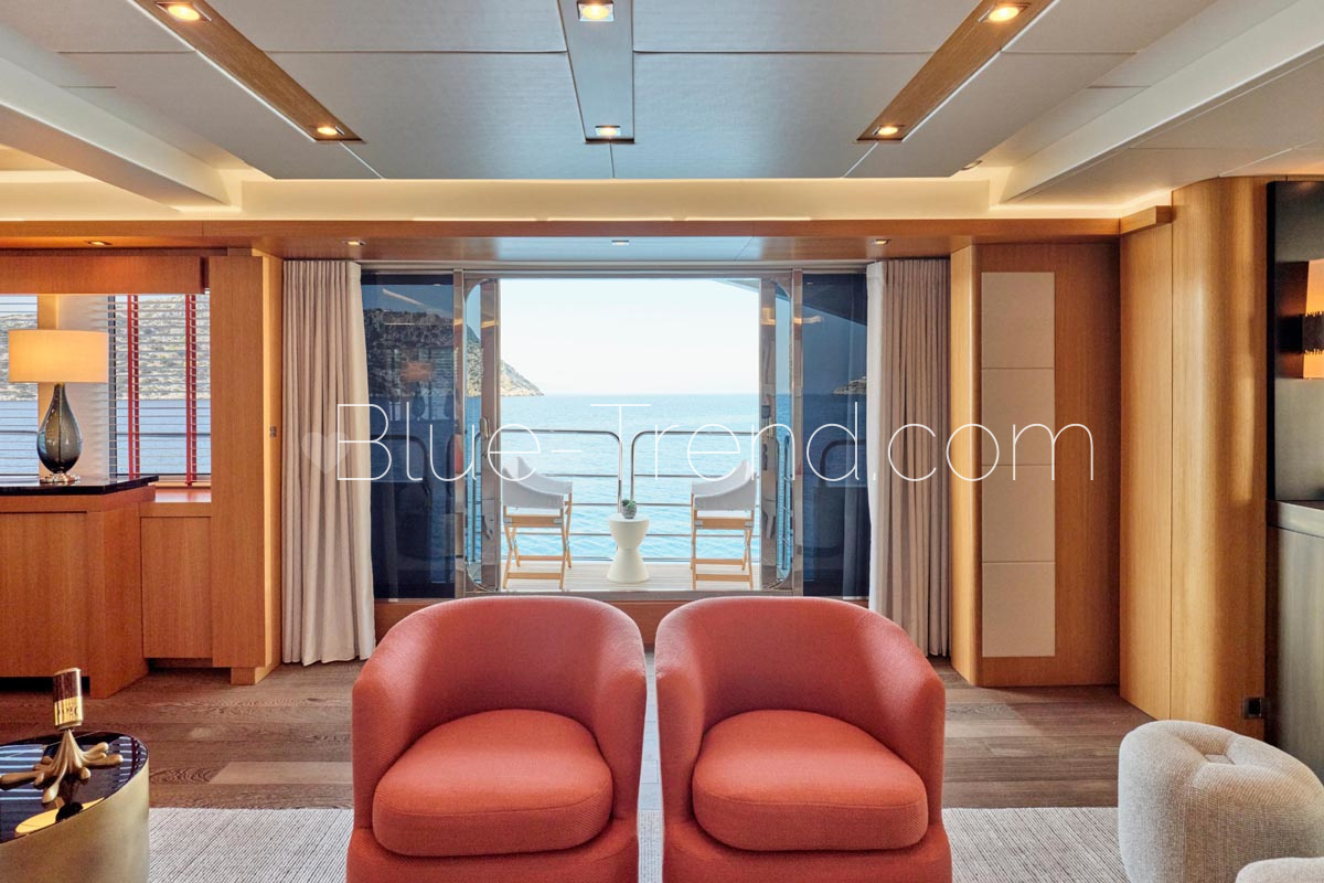 35m Sunseeker yacht MAKANI II salon balcony 35m Sunseeker yacht MAKANI II salon balcony
