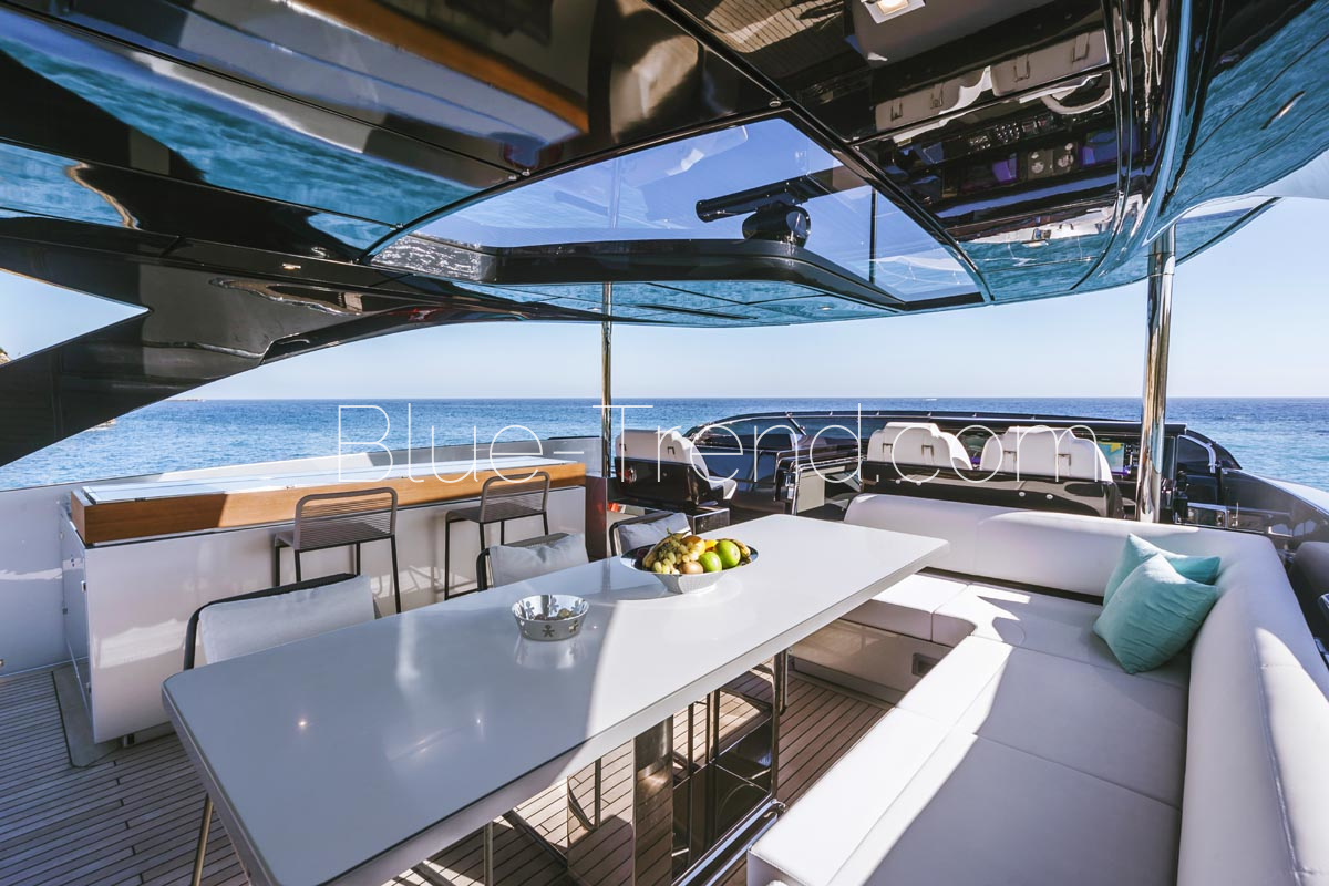 Barracuda III Argo 90 top deck bar al-fresco dining Barracuda III Argo 90 top deck bar al-fresco dining