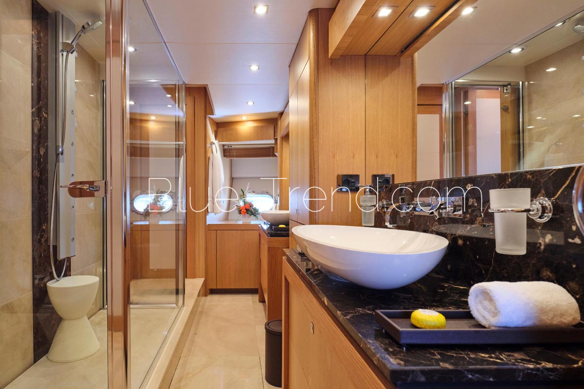 charter yacht MAKANI II Master ensuite charter yacht MAKANI II Master ensuite