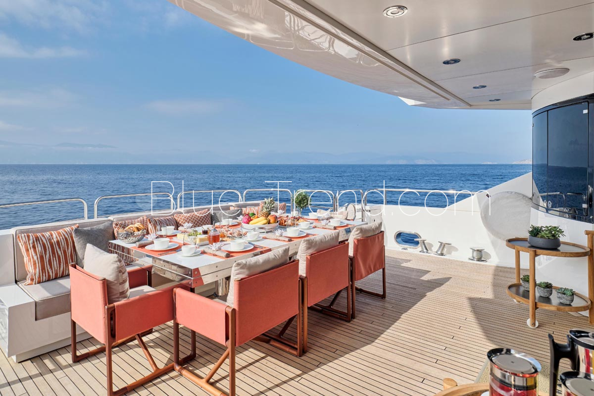 charter yacht MAKANI II aft deck al-fresco dining charter yacht MAKANI II aft deck al-fresco dining