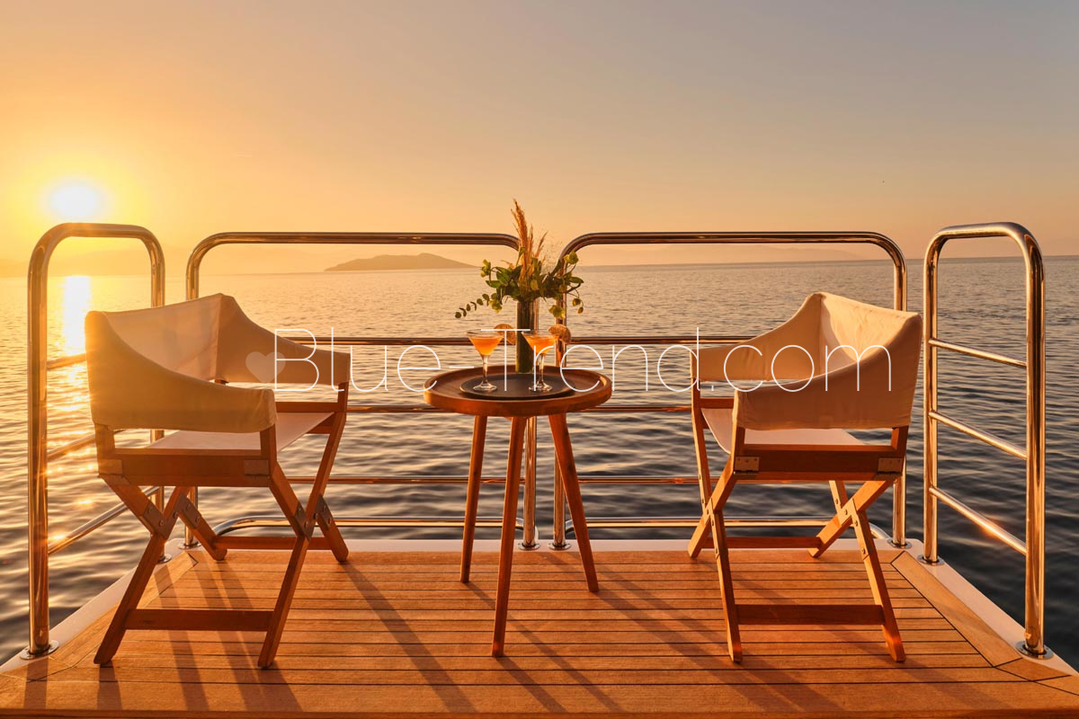 charter yacht MAKANI II salon balcony charter yacht MAKANI II salon balcony