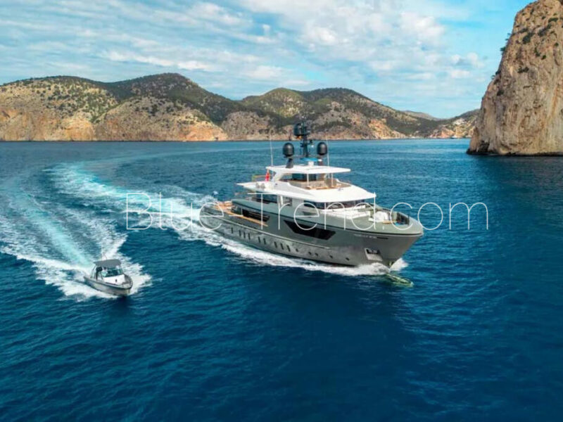 MOKA Sanlorenzo 460 EXP with Axiopar chase tender MOKA Sanlorenzo 460EXP at sea with Axiopar chase tender