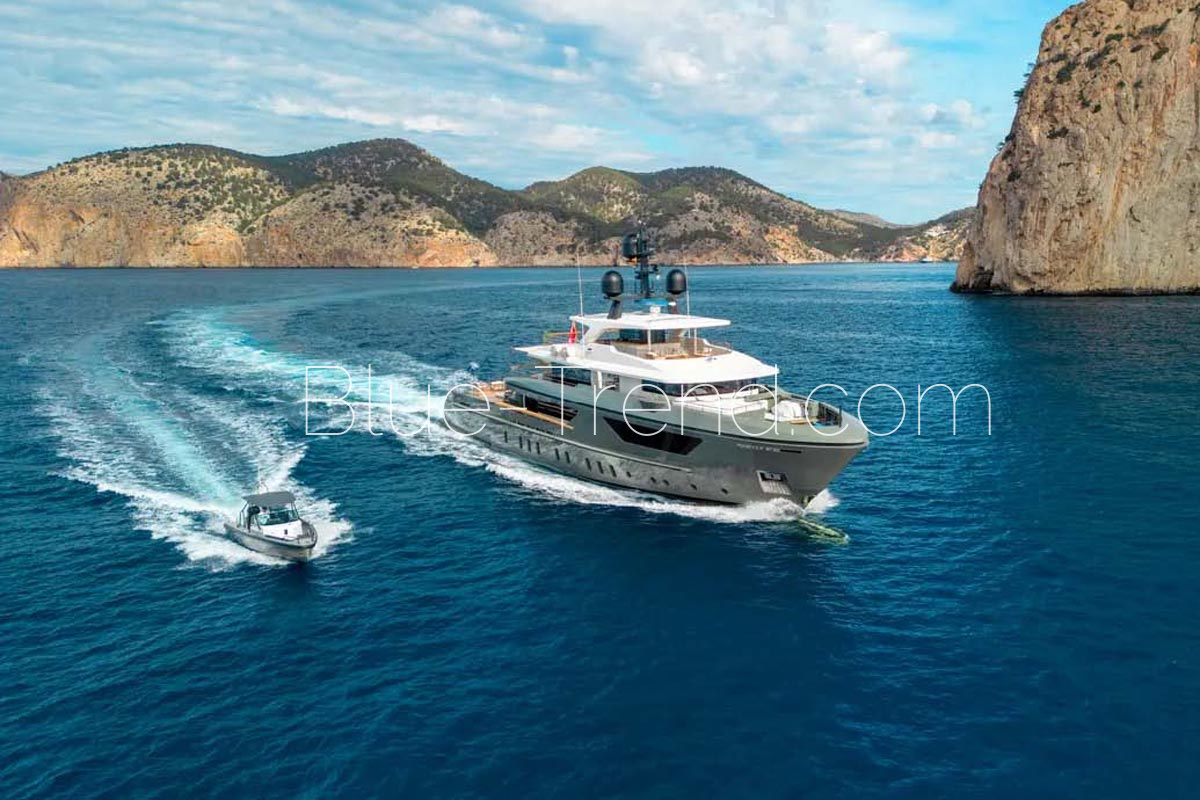 MOKA Sanlorenzo 460 EXP with Axiopar chase tender MOKA Sanlorenzo 460EXP at sea with Axiopar chase tender