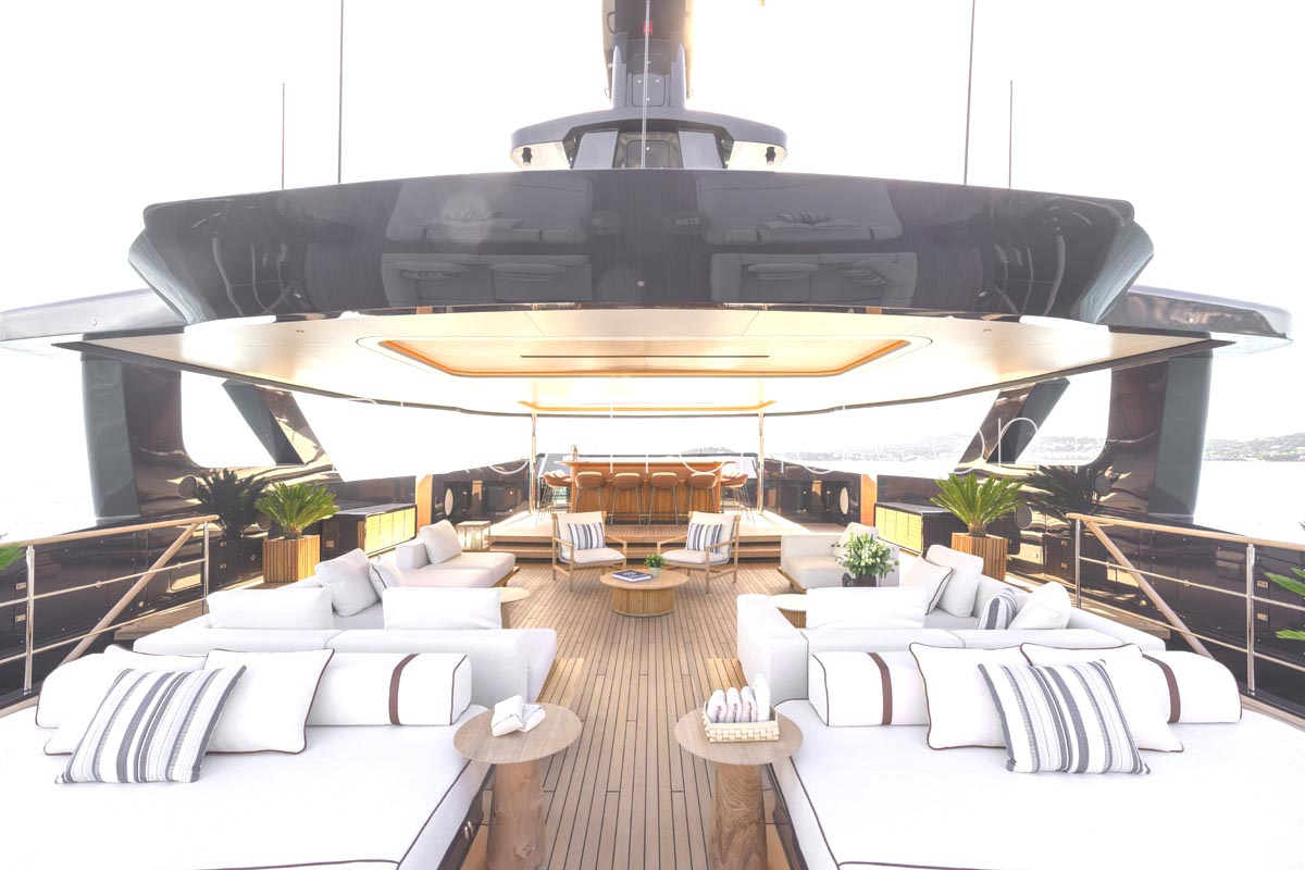 42,83m Rossinavi Catamaran Seawolf X sundeck bar and lounge and sunbathing 42,83m Rossinavi Catamaran Seawolf X sundeck bar and lounge and sunbathing